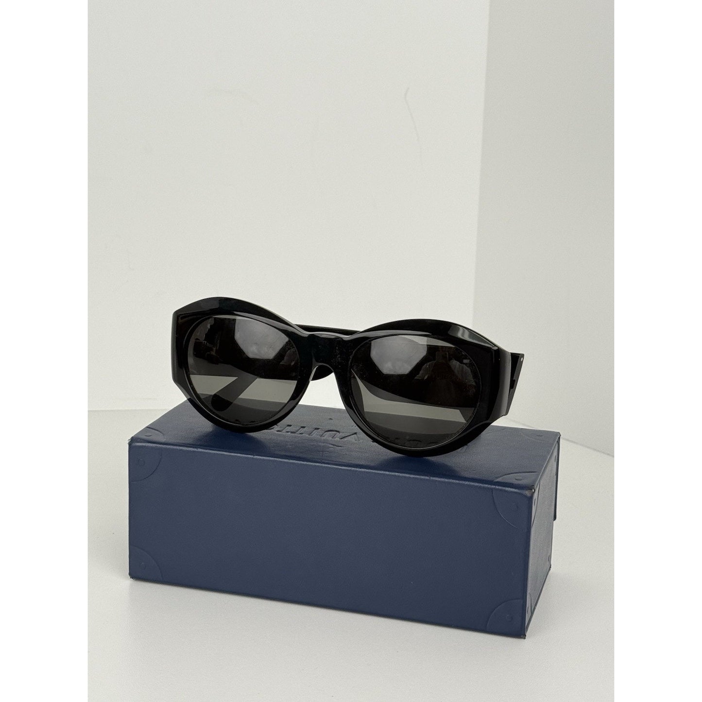 Louis Vuitton Round Sunglasses Black Lenses Z1128E 93L