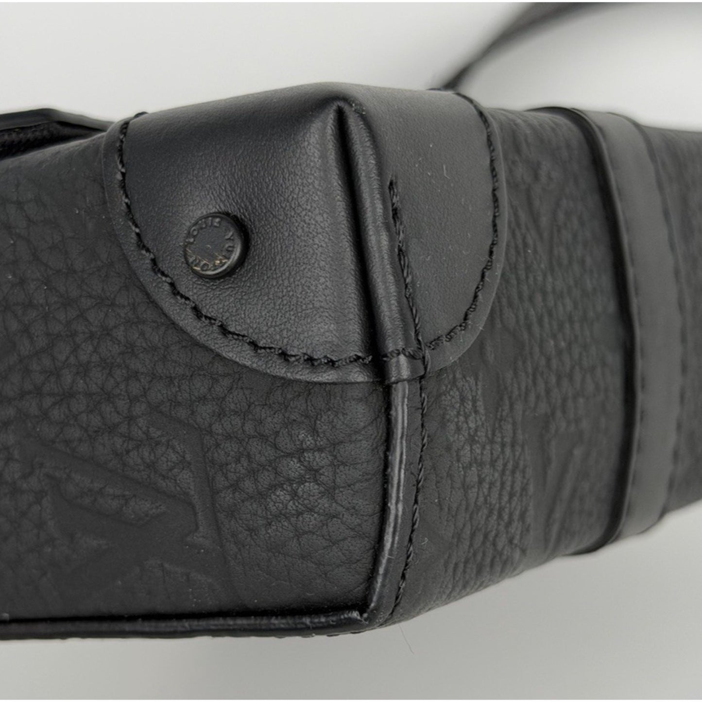 Louis Vuitton Taurillon Trunk Messenger Bag Black Leather Microchipped D5