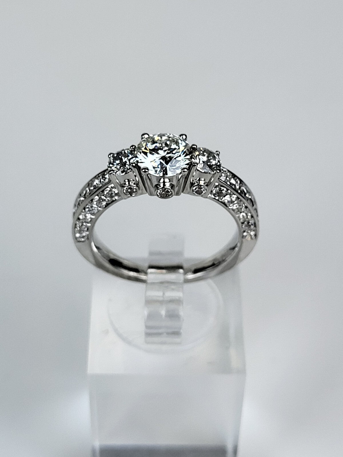 18k White Gold Natural Diamond Ring 1.18ct Main Stone Size7.5