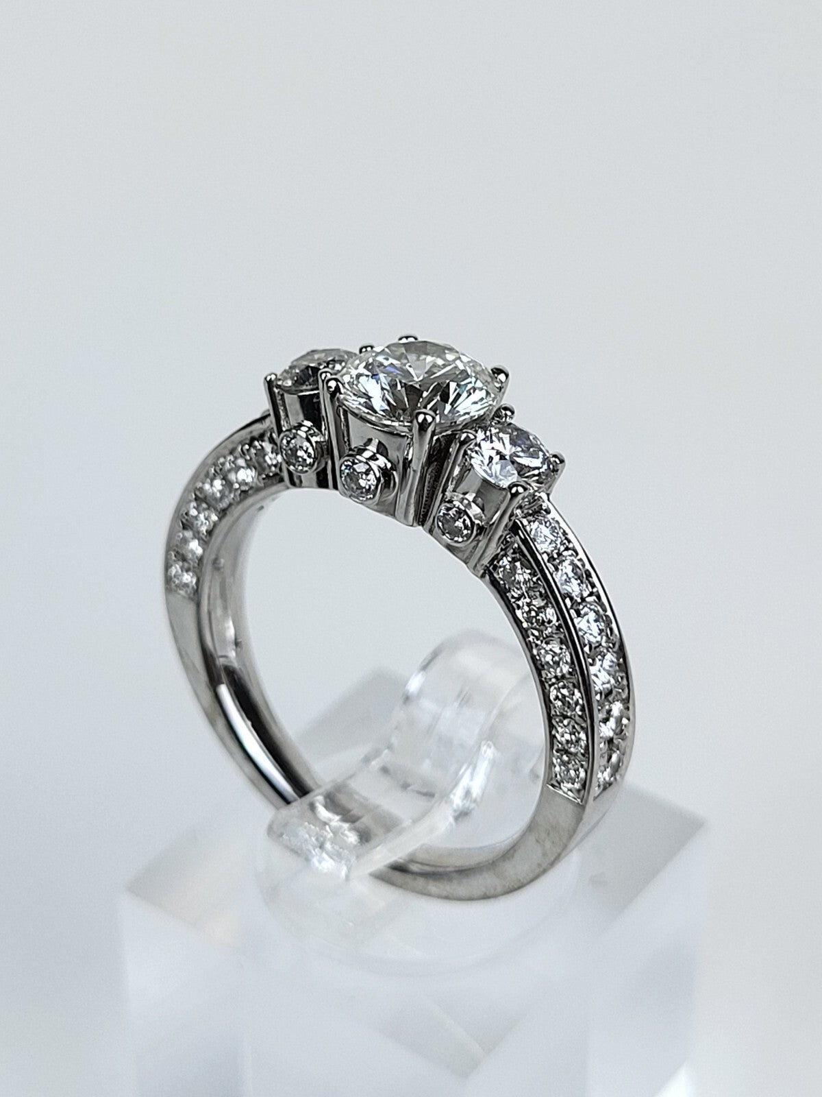 18k White Gold Natural Diamond Ring 1.18ct Main Stone Size7.5