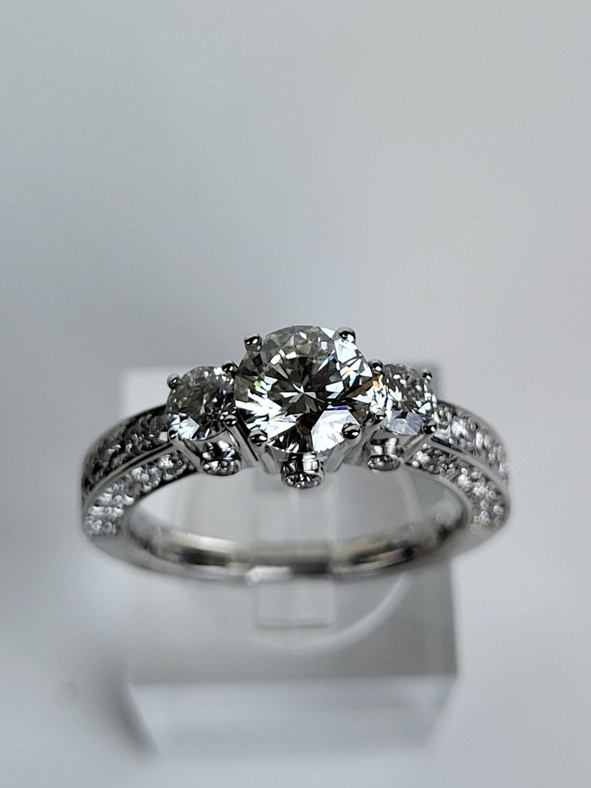 18k White Gold Natural Diamond Ring 1.18ct Main Stone Size7.5