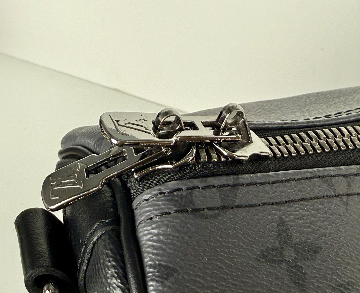 Louis Vuitton Duffle Bag M Monogram Eclipse Keepall Canvas Black/Gray Size 50