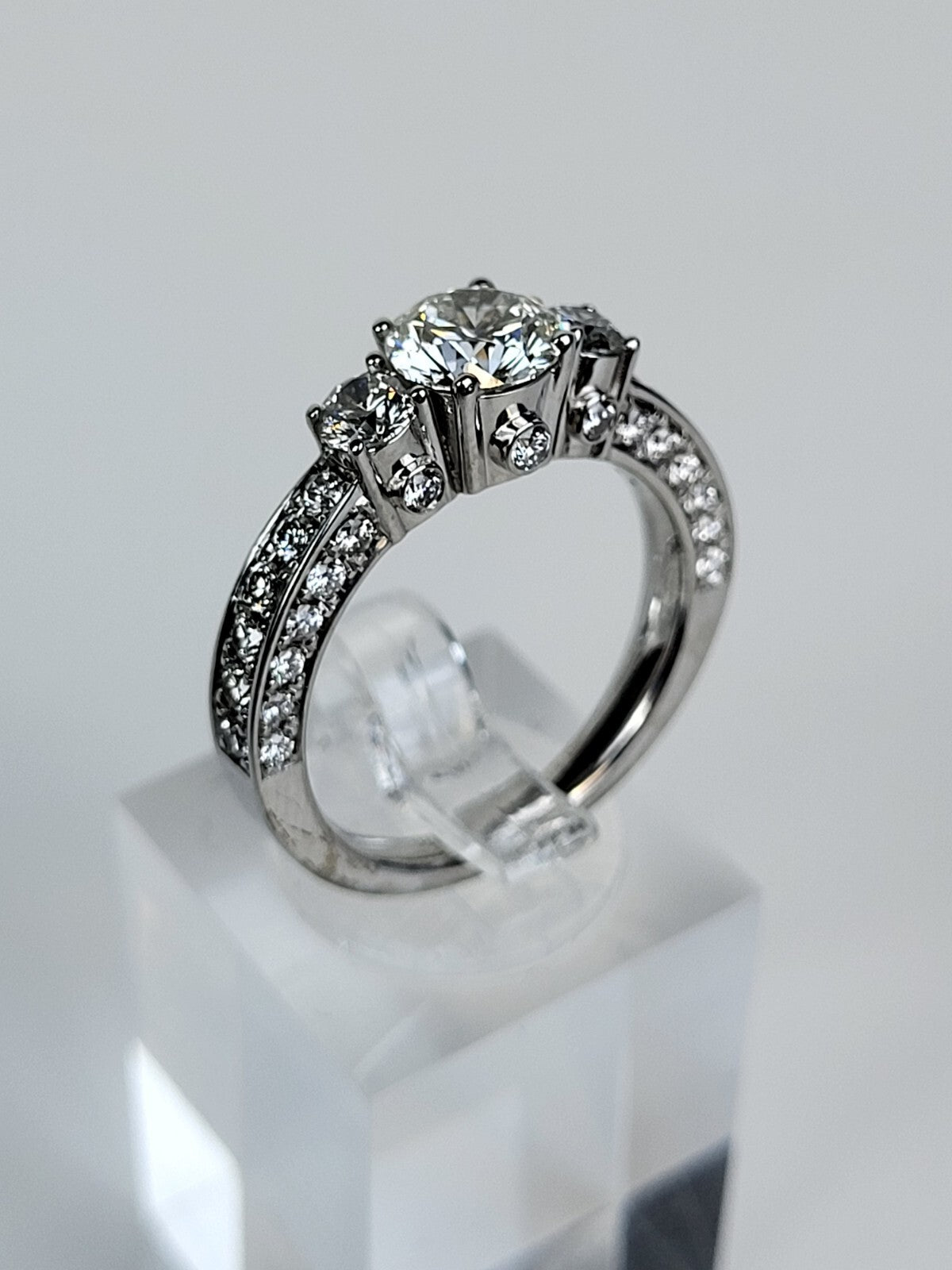 18k White Gold Natural Diamond Ring 1.18ct Main Stone Size7.5
