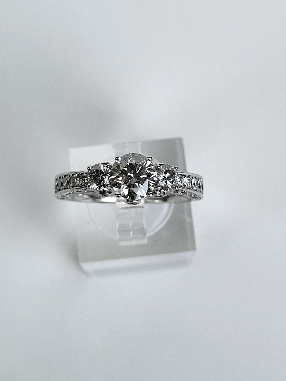 18k White Gold Natural Diamond Ring 1.18ct Main Stone Size7.5