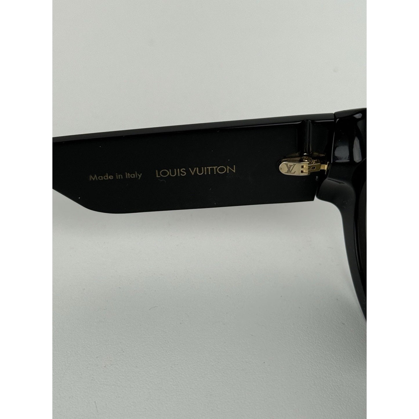 Louis Vuitton Round Sunglasses Black Lenses Z1128E 93L