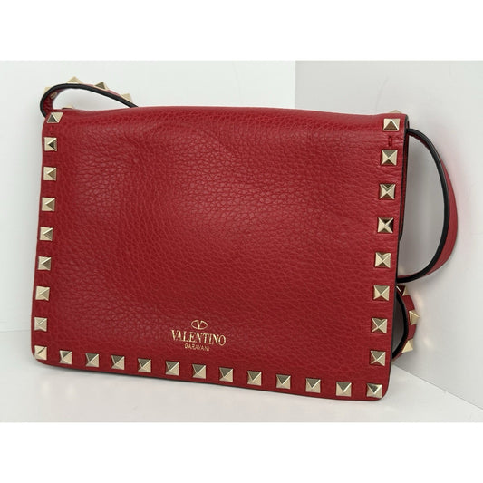 VALENTINO GARAVANI Pebbled Calfskin Medium Rockstud Rouge