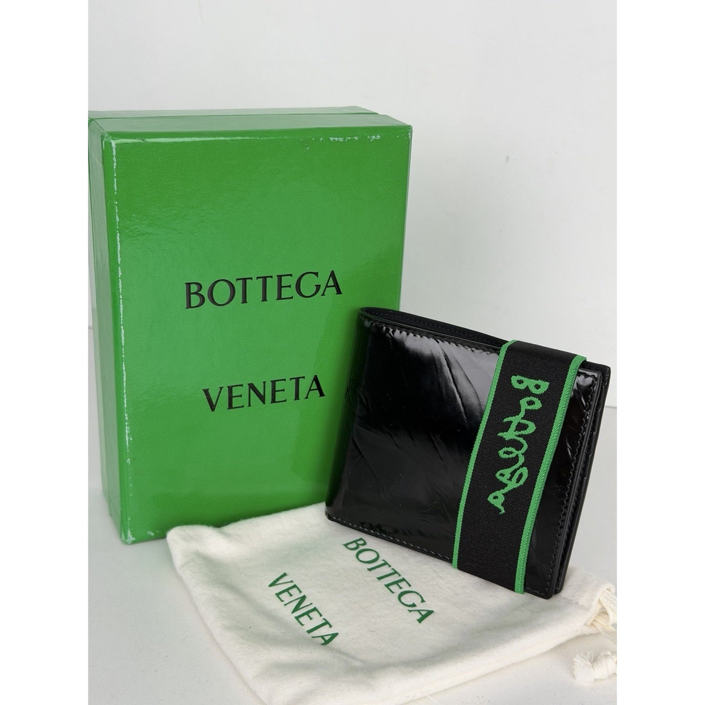 Bottega Veneta Bi-Fold Wallet in Black and Parakeet in Crinkle Patent Leather