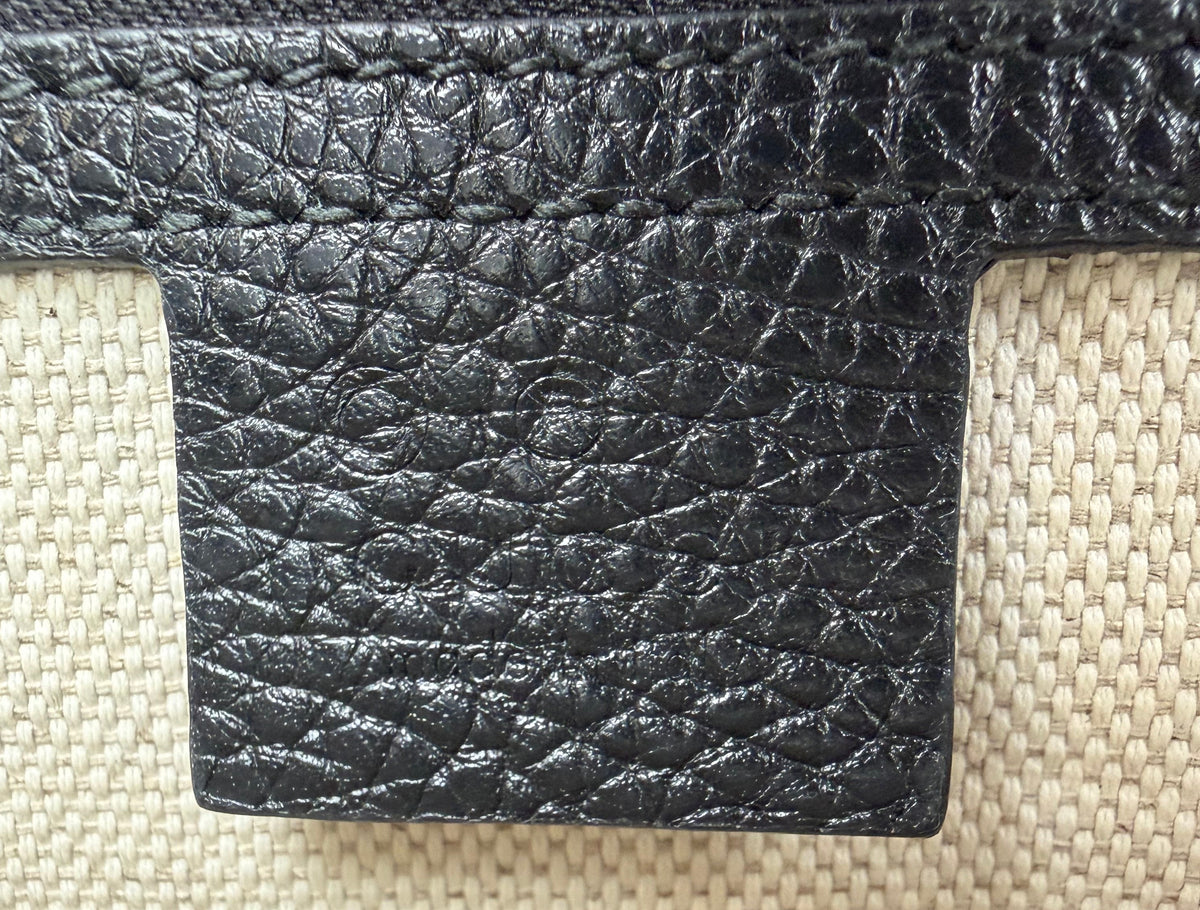 Gucci Medium Soho Flap Crossbody Bag in Black Pebbled Calfskin Leather YS04