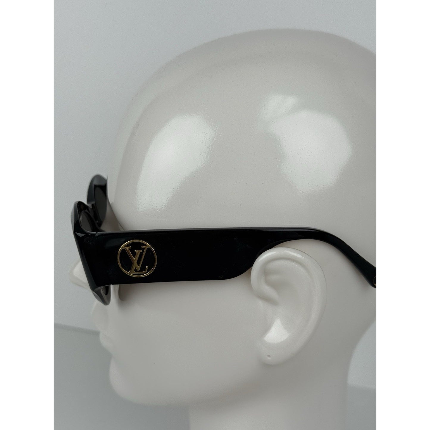 Louis Vuitton Round Sunglasses Black Lenses Z1128E 93L