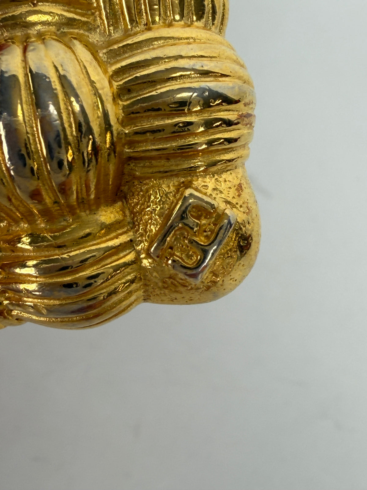 Fendi Basket-Weave Clip On Earrings in Gold-Tone Metal YK3