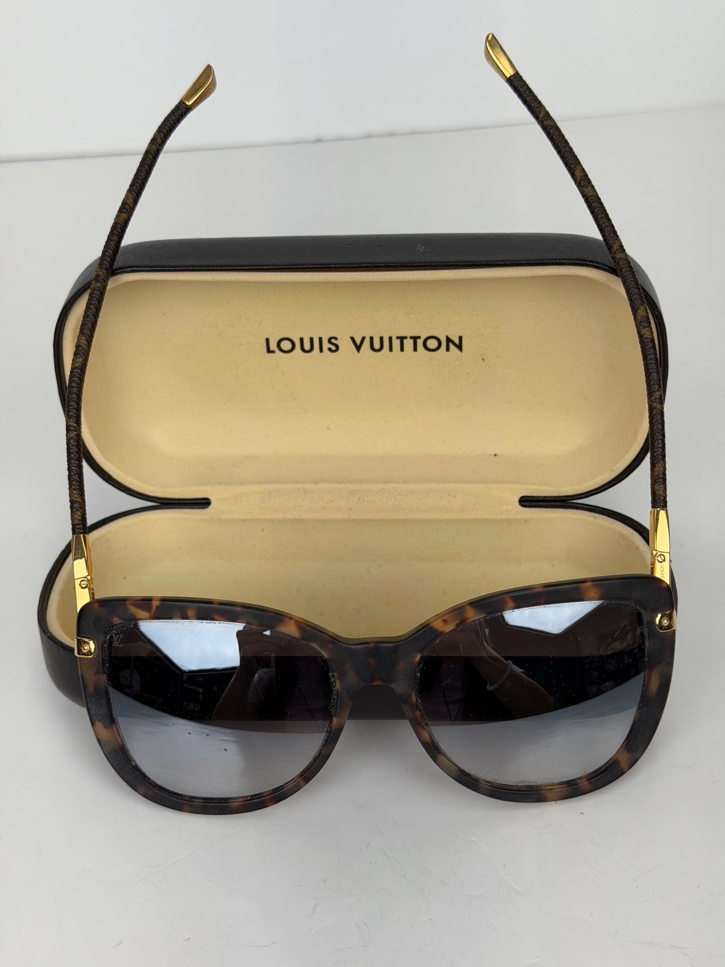 Louis Vuitton Charlotte Sunglasses in Brown Tortoiseshell Cat-Eye Frame YLV