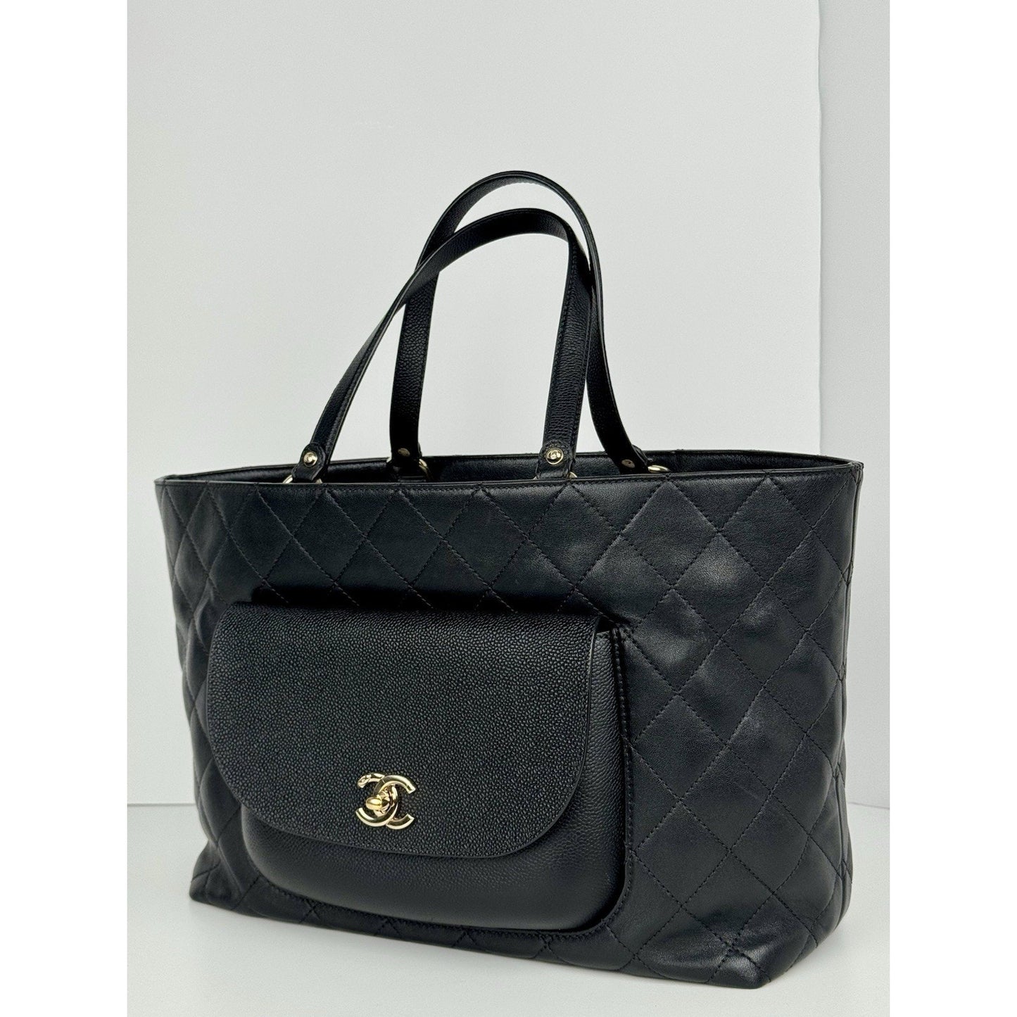Chanel CC diamond-quilted tote bag in black calfskin & caviar leather