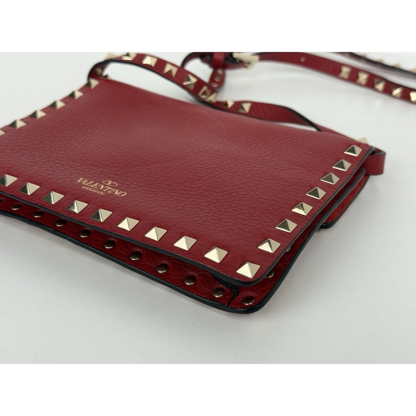 VALENTINO GARAVANI Pebbled Calfskin Medium Rockstud Rouge Pur