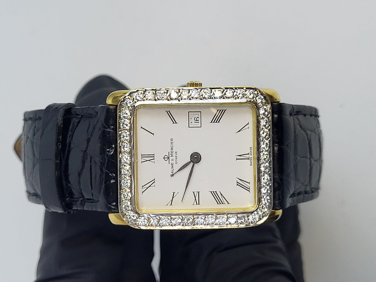 Baum & Mercier Diamond 18k Yellow Gold Ladies Watch 26mm Leather Band