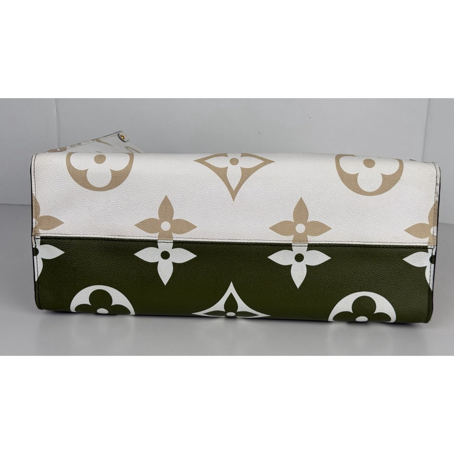 Louis Vuitton Monogram Giant Onthego GM Tote Bag in Kaki/Beige Canvas 2019 D2