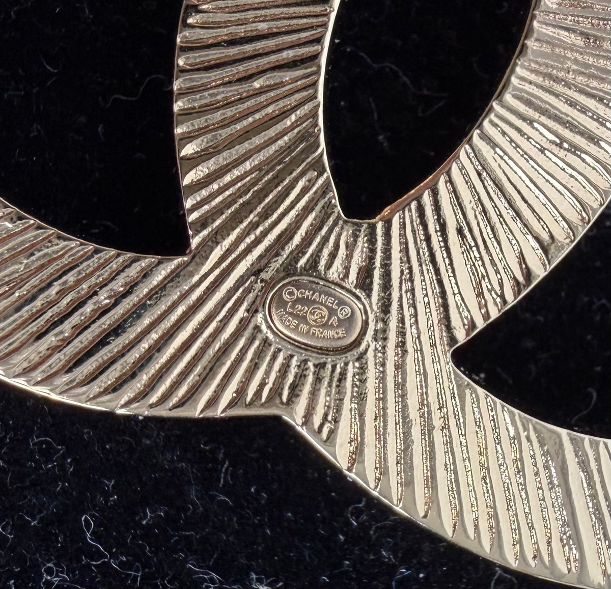 Chanel CC Logo Textured Brooch in Gold Color K1