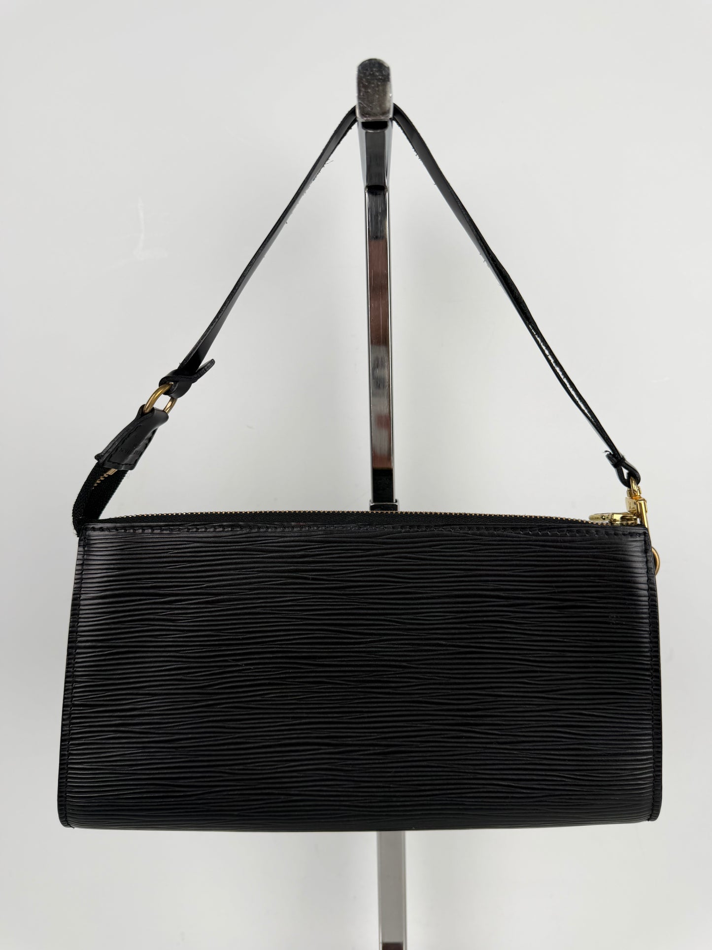 Louis Vuitton Pochette Accessoires Bag Vintage in Black Epi Leather 2000 S-05