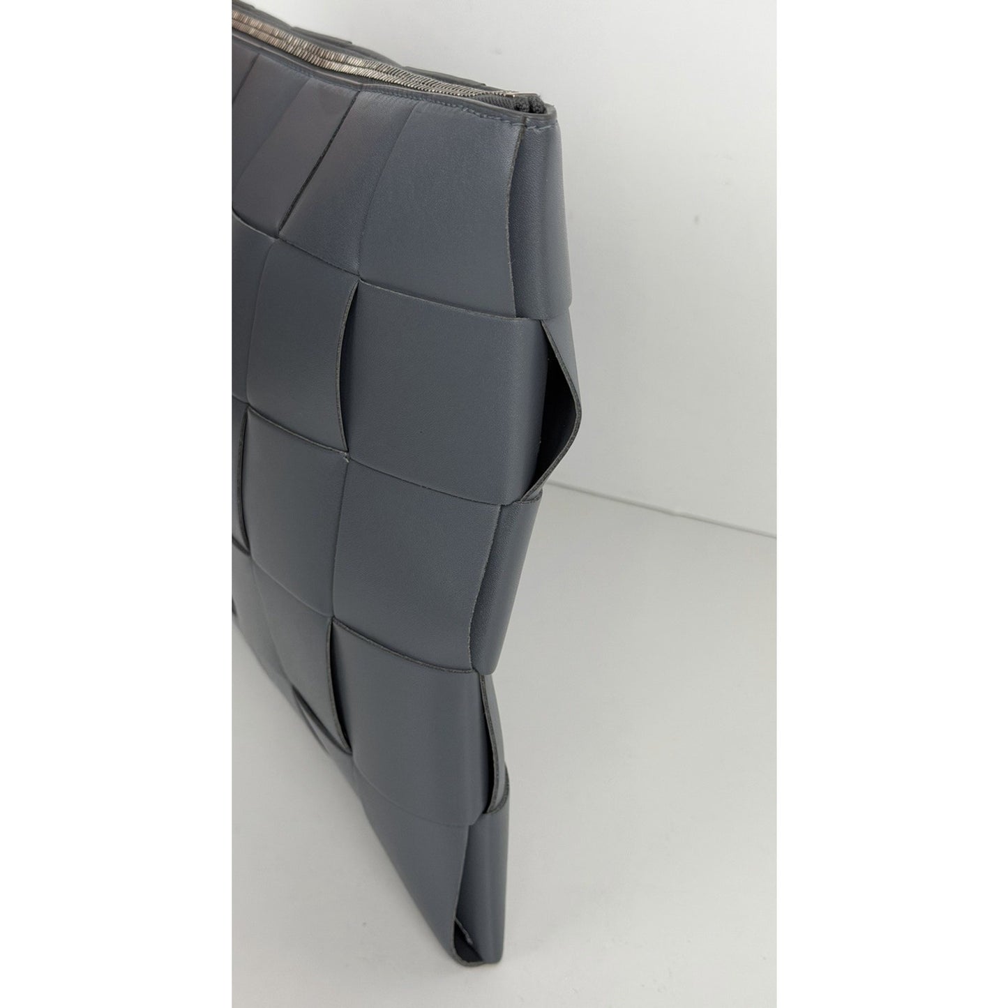 Bottega Veneta Grey Cassette Intrecciato Zip Pouch in Gray Leather S09