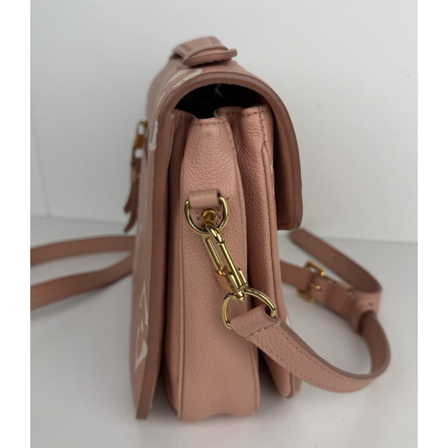 Louis Vuitton Pochette Metis Bicolor Rose Trianon & Cream Shoulder Bag NFC E2