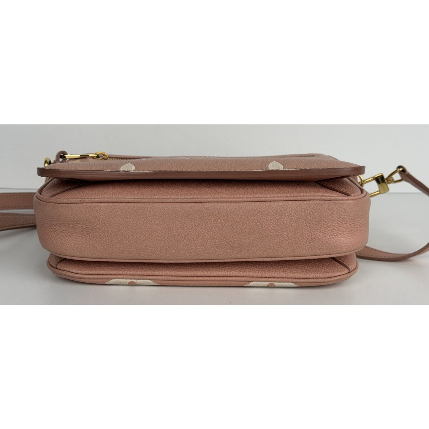 Louis Vuitton Pochette Metis Bicolor Rose Trianon & Cream Shoulder Bag NFC E2