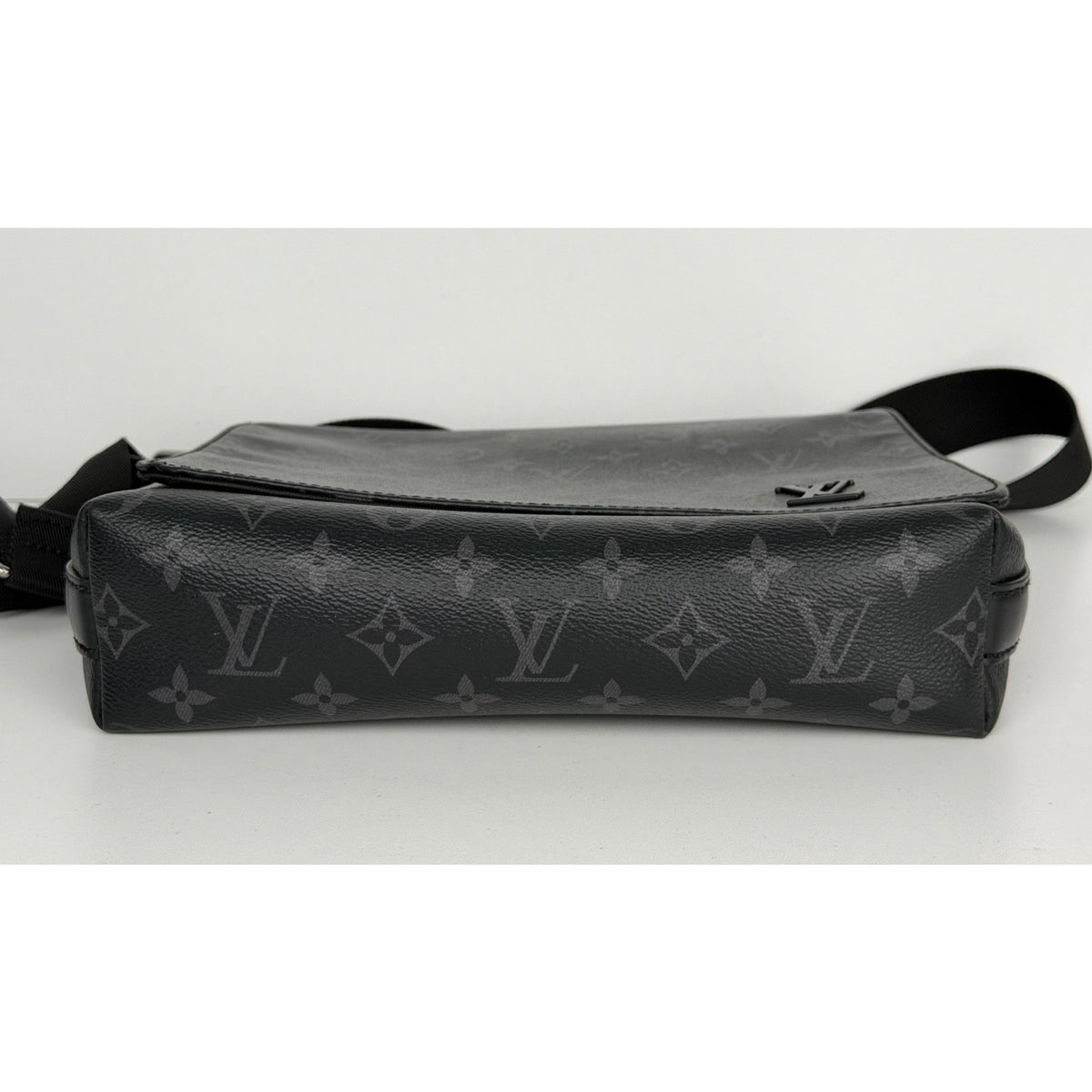 Louis Vuitton District PM Messenger Bag in Monogram Eclipse Canvas 2021 S11