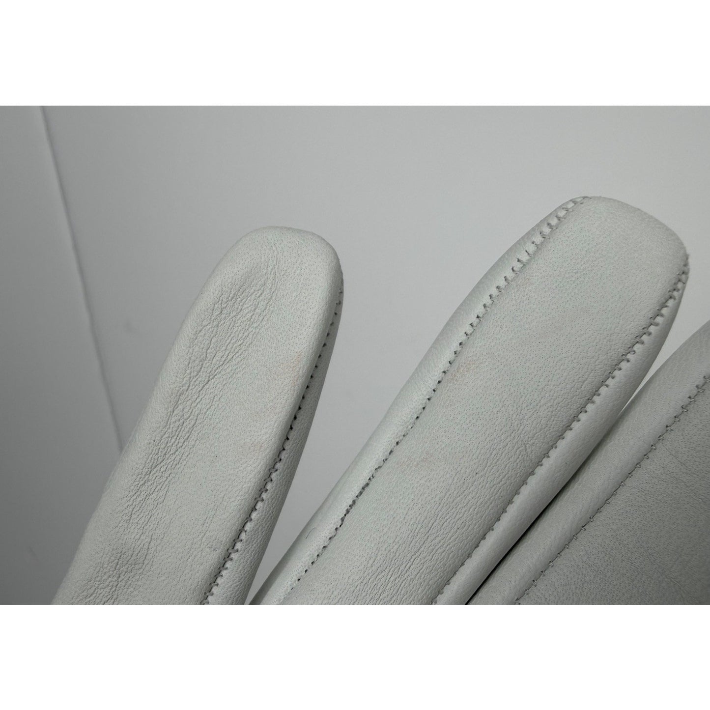 The Row Lorella Nappa Leather Gloves in White (L Size) S07
