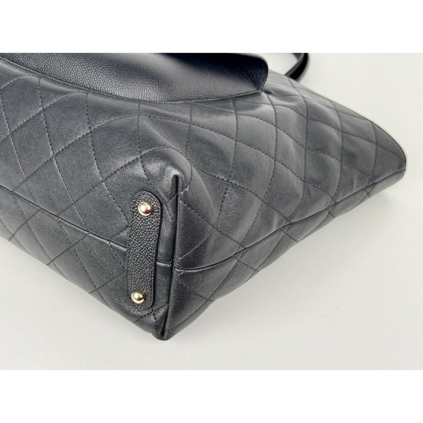 Chanel CC diamond-quilted tote bag in black calfskin & caviar leather