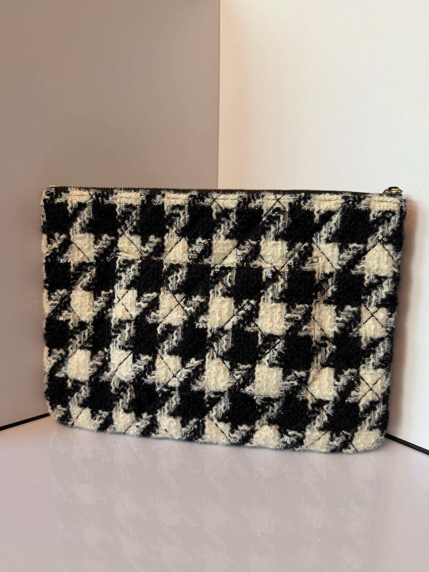 CHANEL Black/White Houndstooth Tweed And Shearling CC Medium O-Case Zip Pouch K3