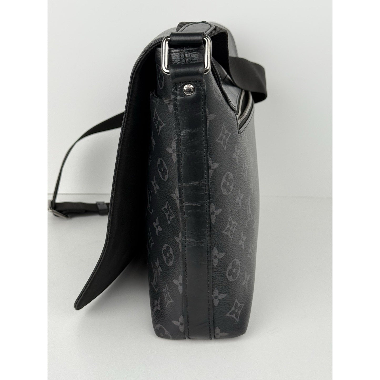 LOUIS VUITTOM District PM Monogram Eclipse Messenger Bag