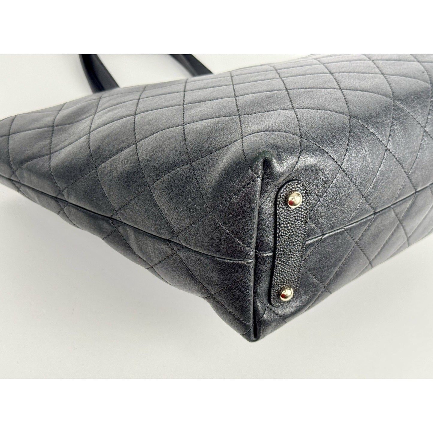 Chanel CC diamond-quilted tote bag in black calfskin & caviar leather