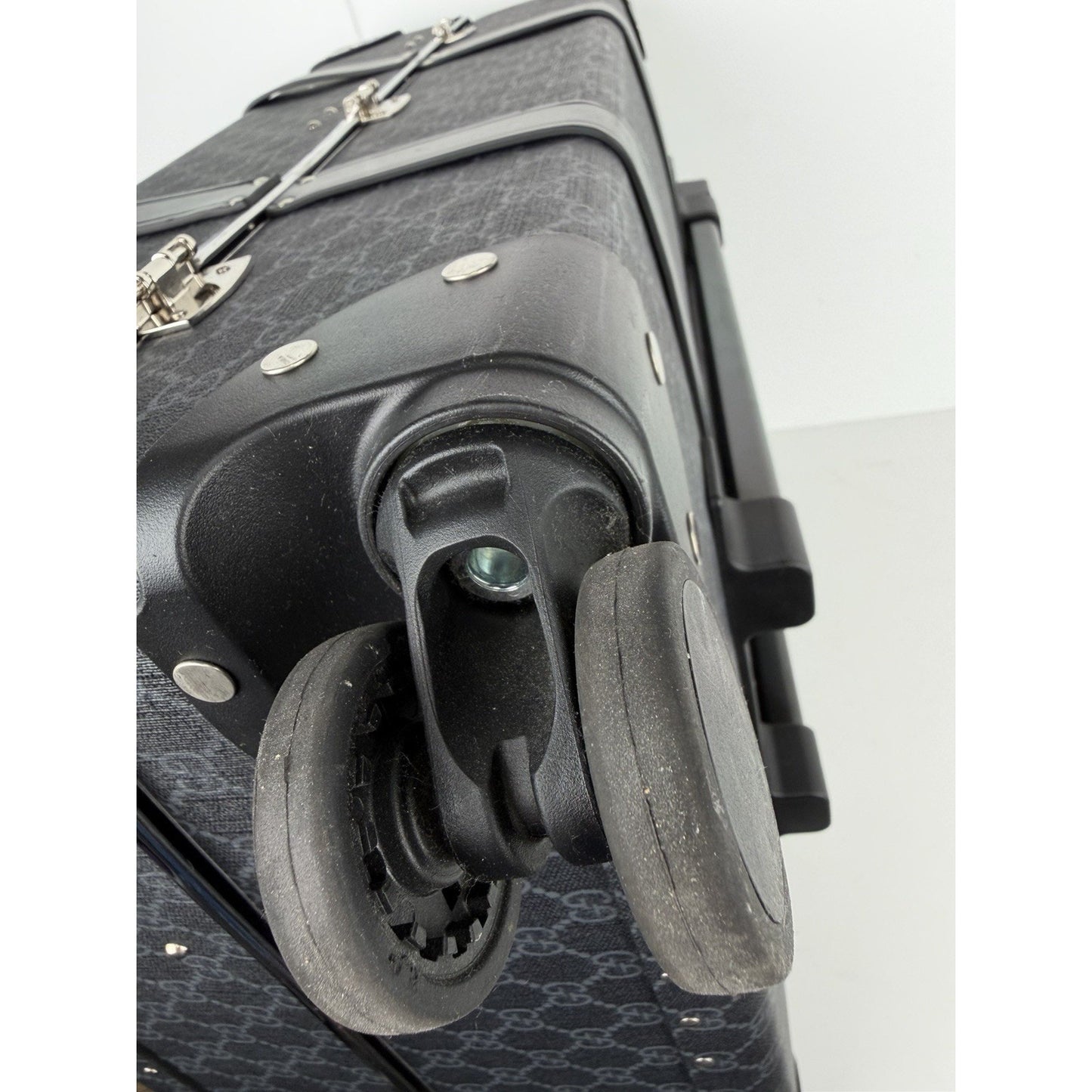 Gucci x Globe-Trotter Medium Rolling Suitcase GG Supreme Monogram Canvas