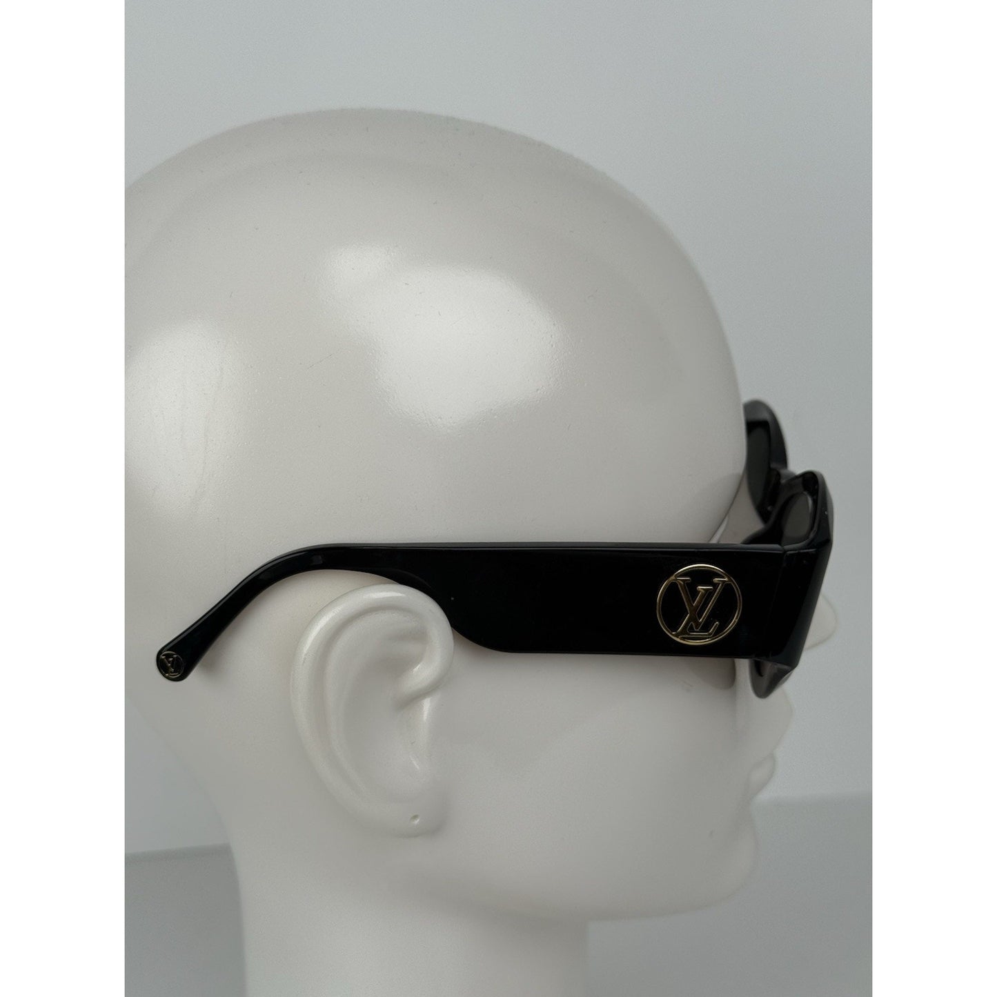 Louis Vuitton Round Sunglasses Black Lenses Z1128E 93L