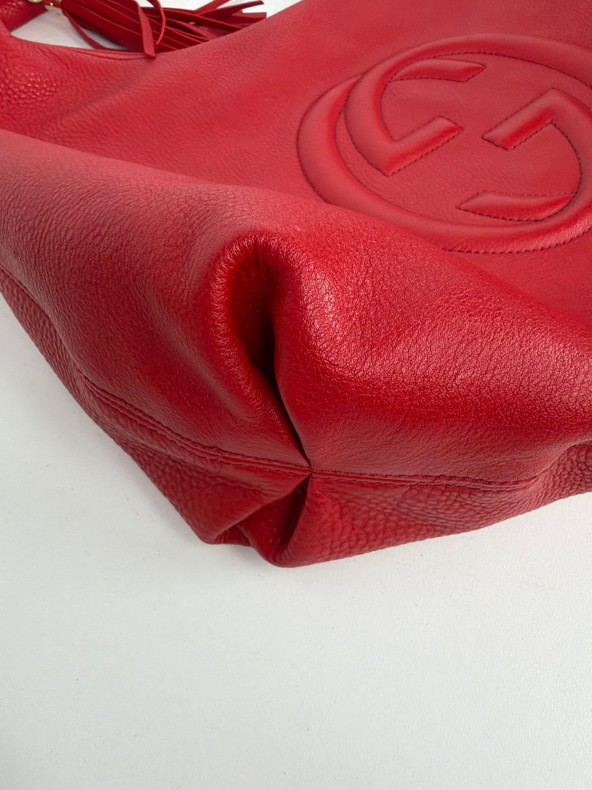 Gucci Soho Hobo Bag G Logo in Red Pebbled Leather Tassel