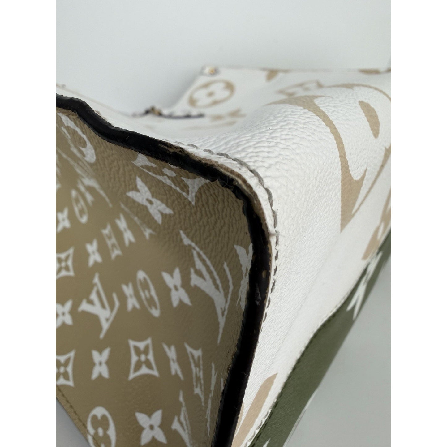 Louis Vuitton Monogram Giant Onthego GM Tote Bag in Kaki/Beige Canvas 2019 D2