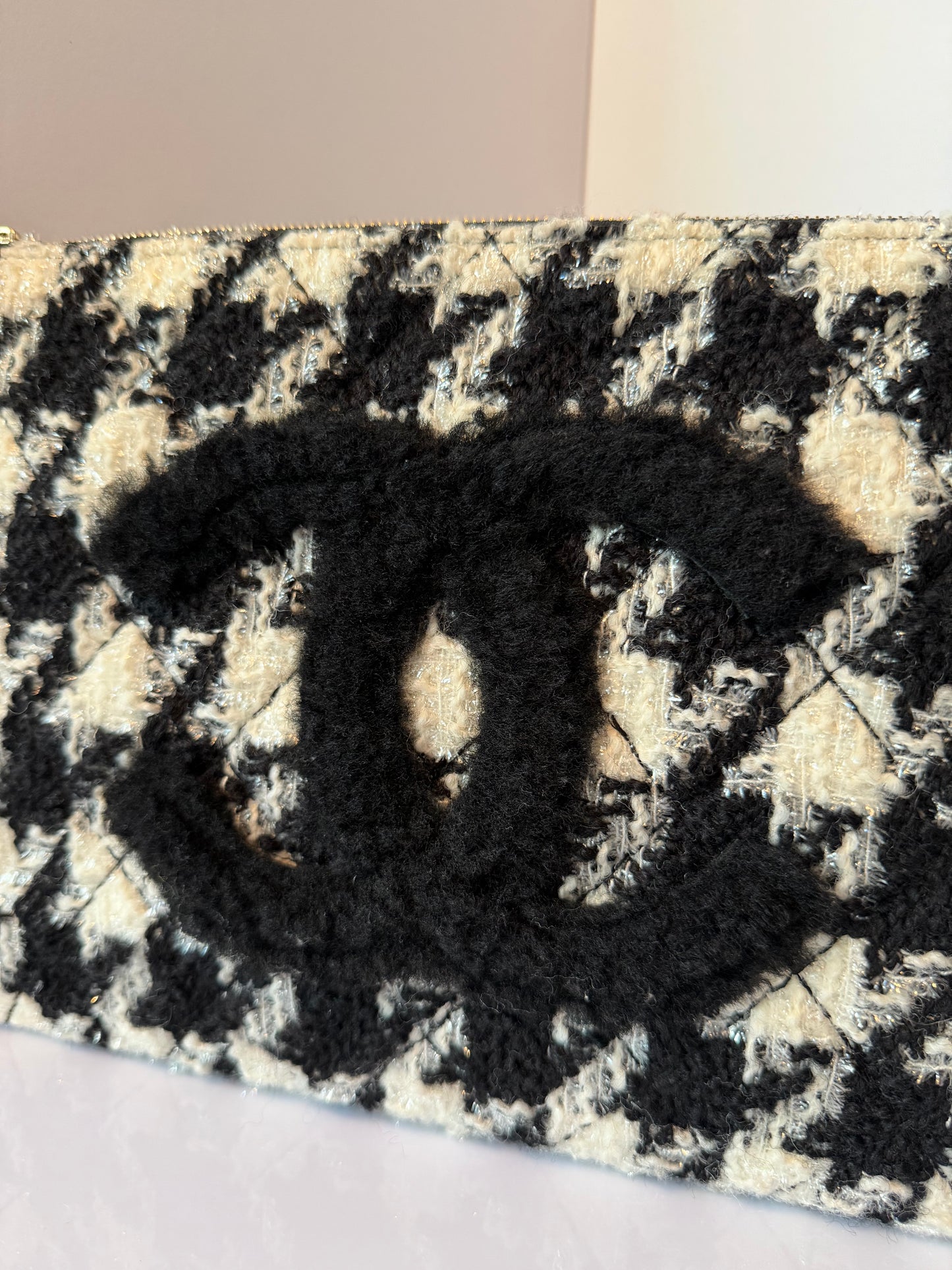 CHANEL Black/White Houndstooth Tweed And Shearling CC Medium O-Case Zip Pouch K3
