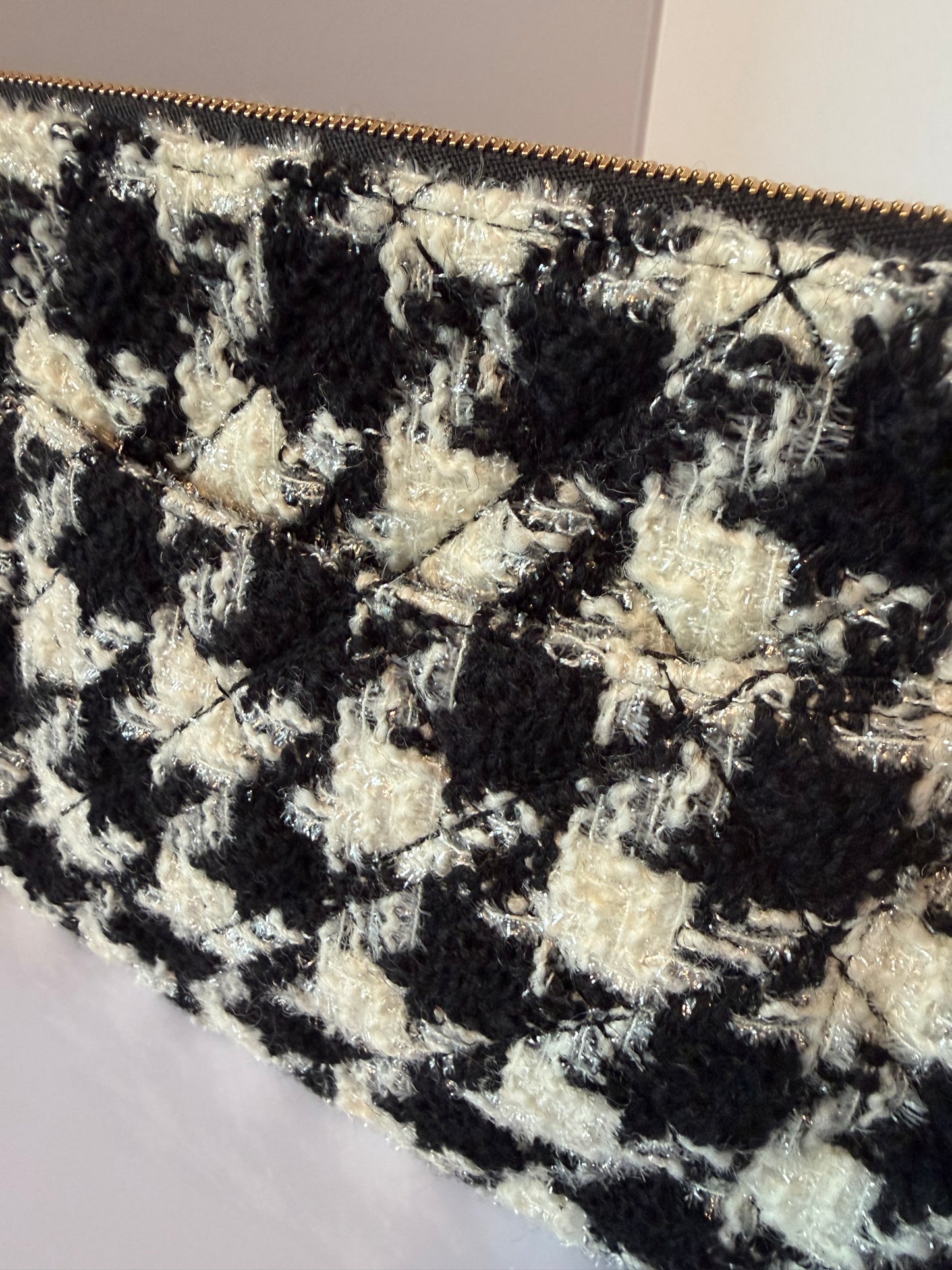 CHANEL Black/White Houndstooth Tweed And Shearling CC Medium O-Case Zip Pouch K3