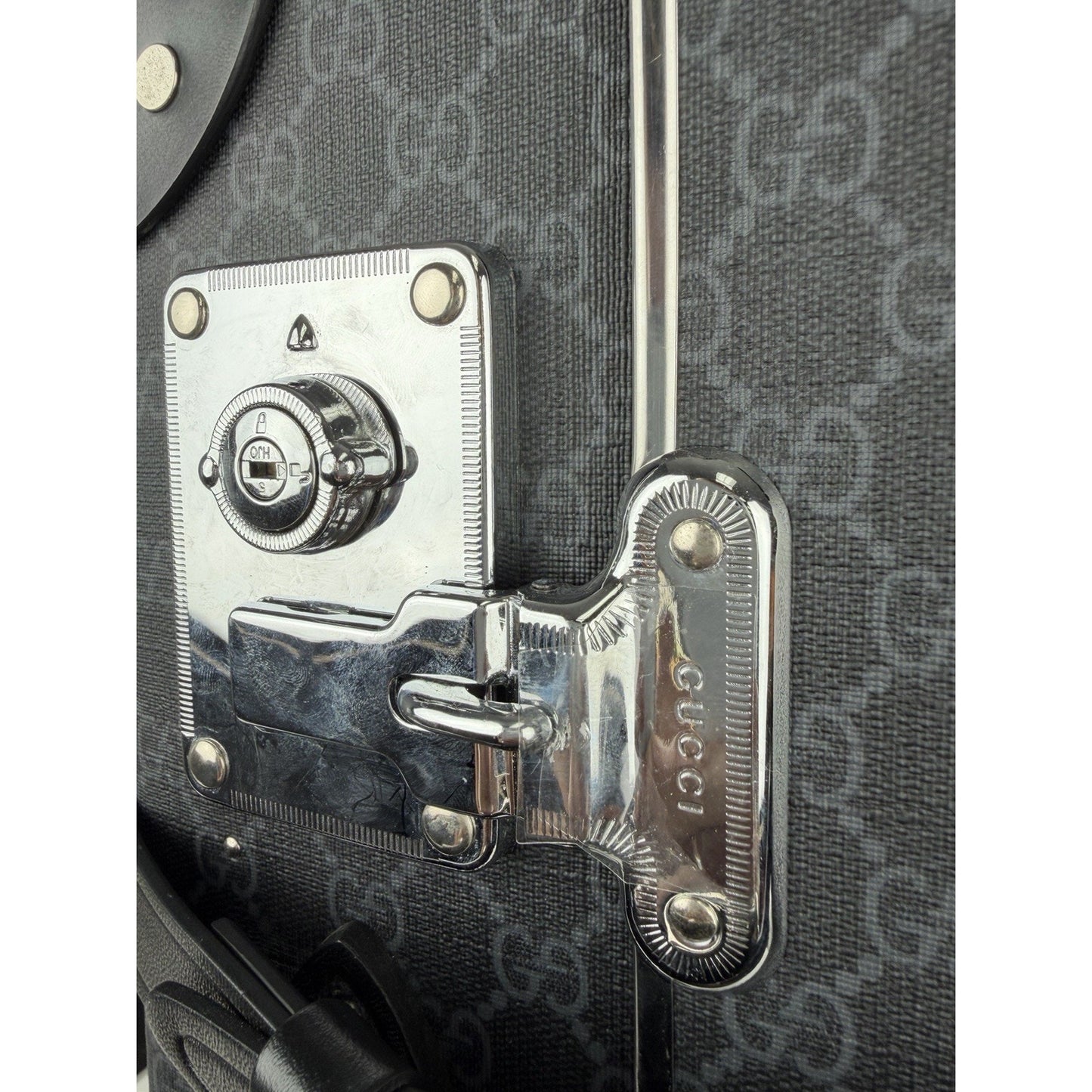 Gucci x Globe-Trotter Medium Rolling Suitcase GG Supreme Monogram Canvas