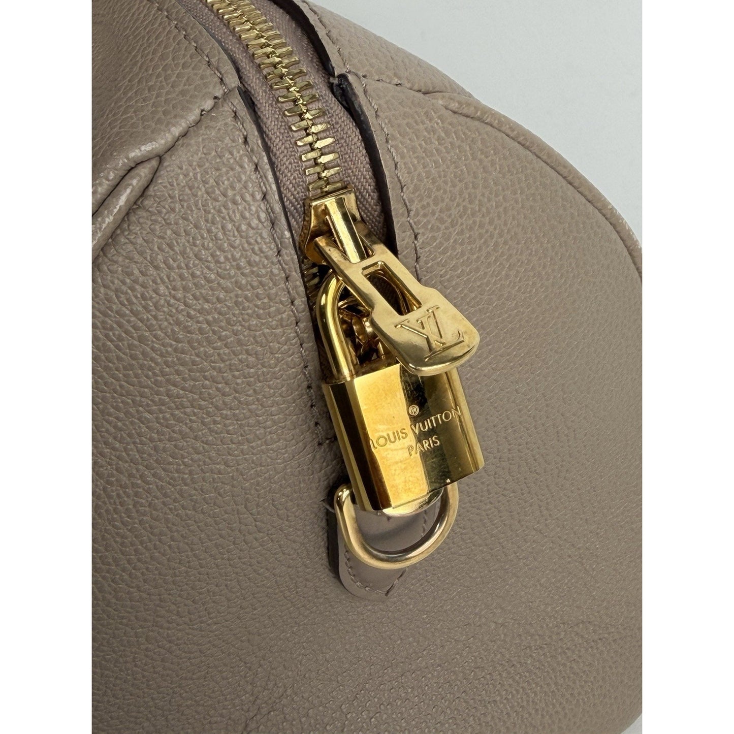 Louis Vuitton Speedy Bandouliere 25 Bag in Tourterelle Monogram Leather NFC C3