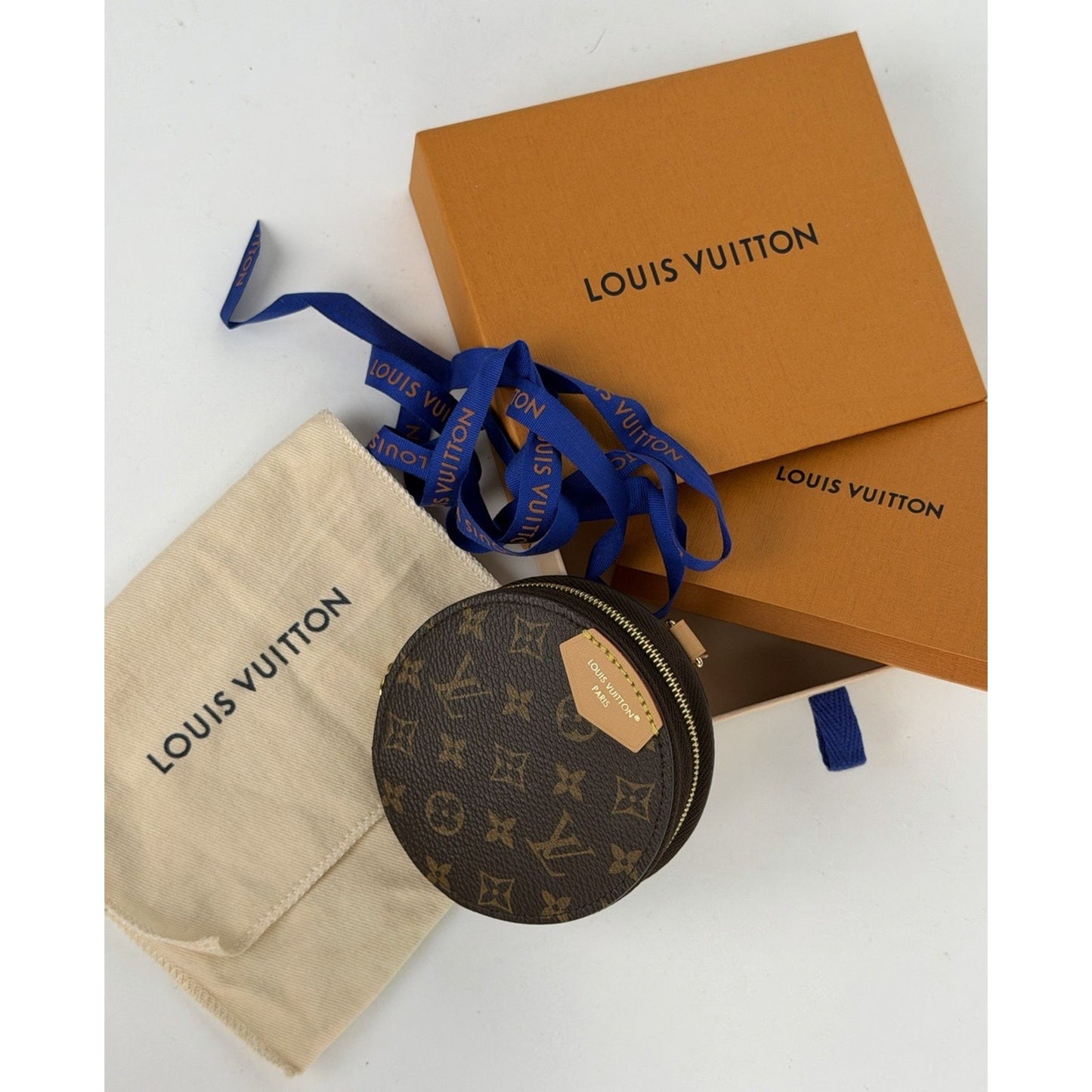 Louis Vuitton Eyeshadow Pouch with 2 Brushes in Brown Monogram Canvas K1