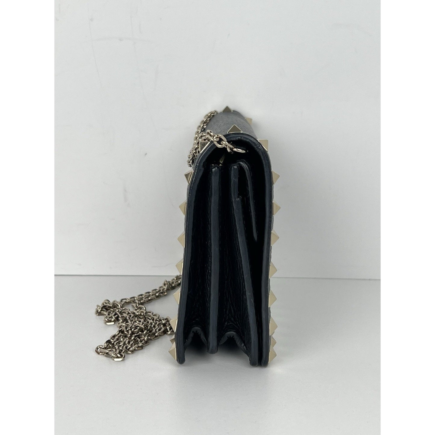 VALENTINO GARAVANI Pebbled Calfskin Rockstud Envelope Wallet on Chain Black