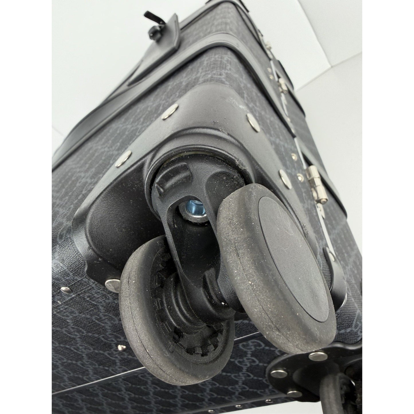 Gucci x Globe-Trotter Medium Rolling Suitcase GG Supreme Monogram Canvas