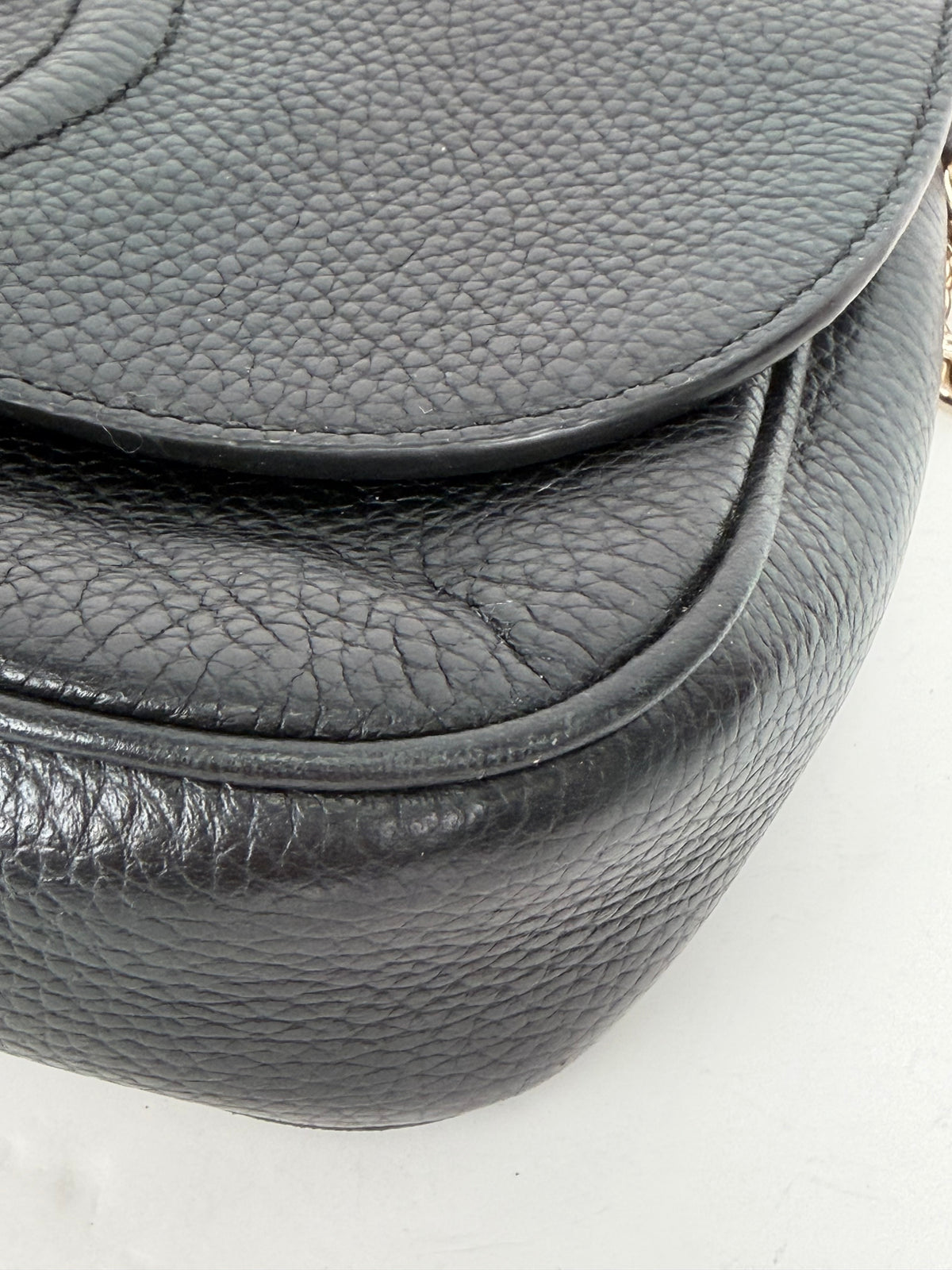 Gucci Medium Soho Flap Crossbody Bag in Black Pebbled Calfskin Leather YS04