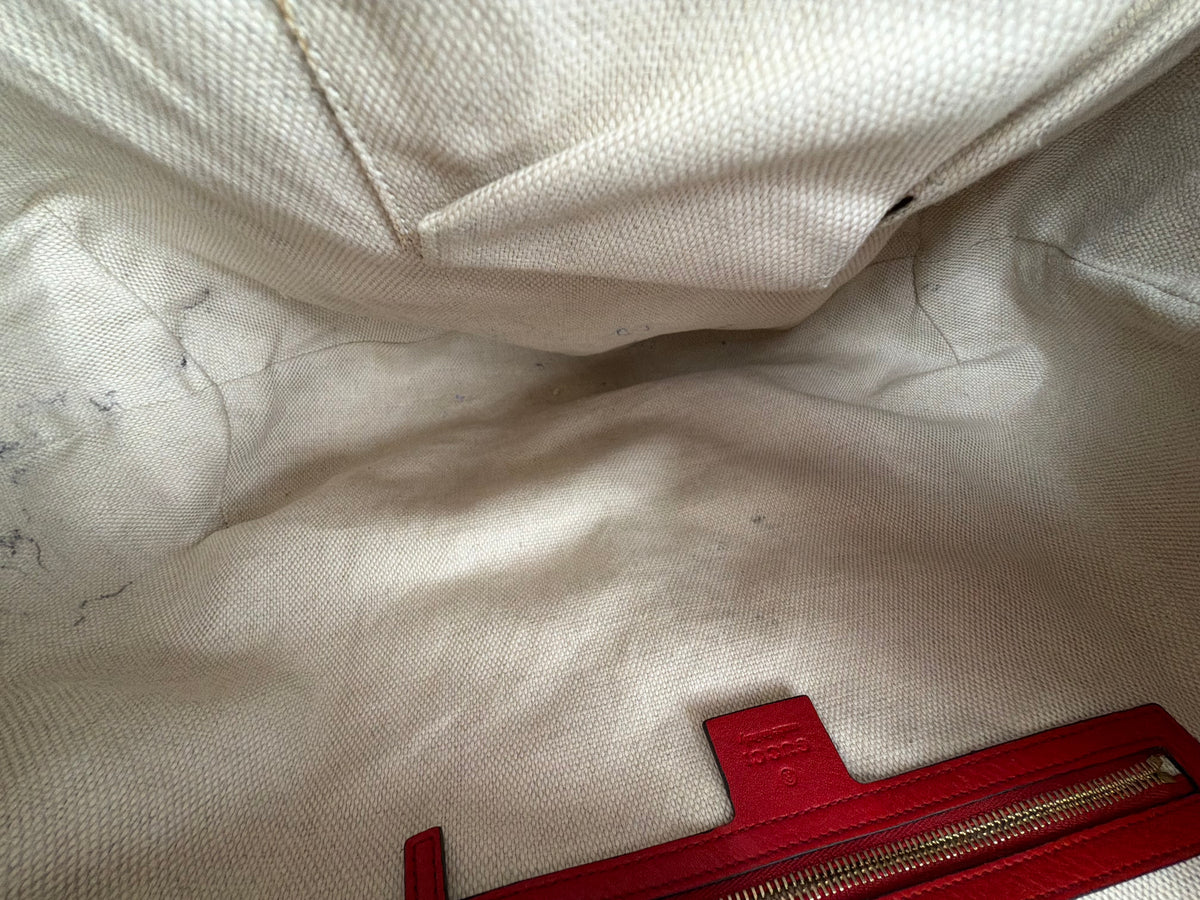 Gucci Soho Hobo Bag G Logo in Red Pebbled Leather Tassel