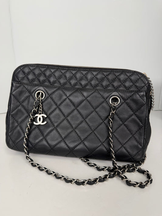 Chanel In The Business Shoulder Bag in Quilted Leather Silver-Tone Hardware 2011  YC3