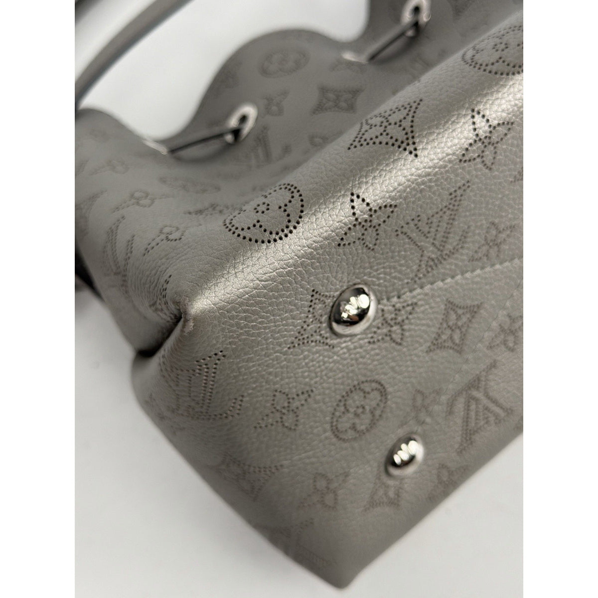 Louis Vuitton Bella Drawstring Medium Bucket Bag in Silver Mahina Leather NFC D8