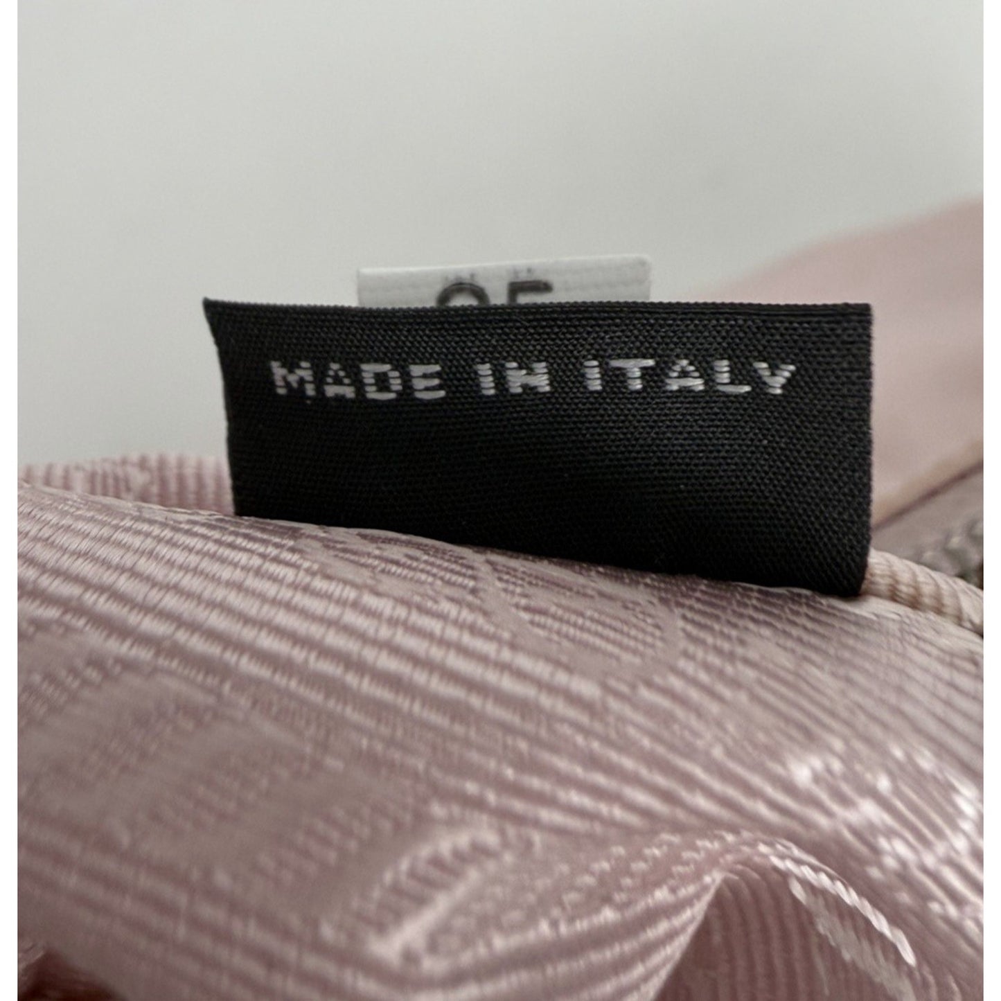 Prada Tessuto Re-Edition 2005 Shoulder Bag in Light Pink Nylon S08