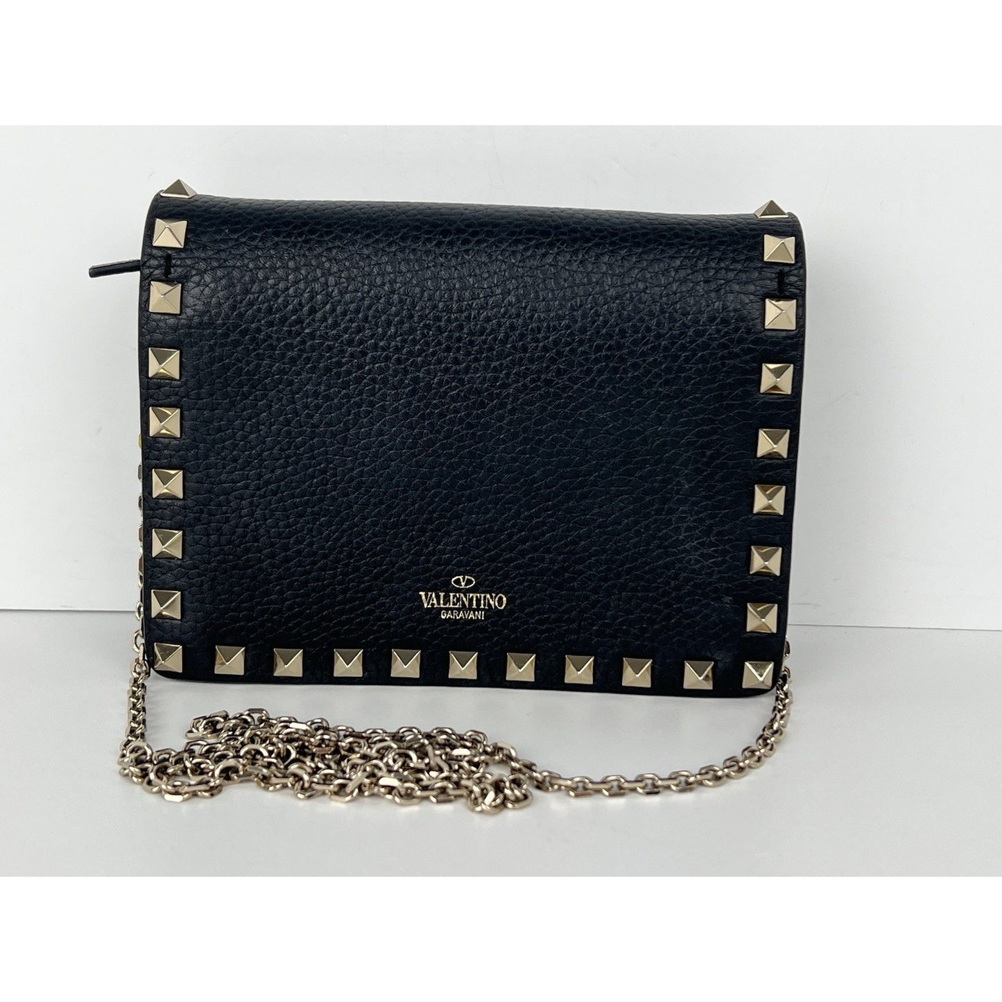 VALENTINO GARAVANI Pebbled Calfskin Rockstud Envelope Wallet on Chain Black