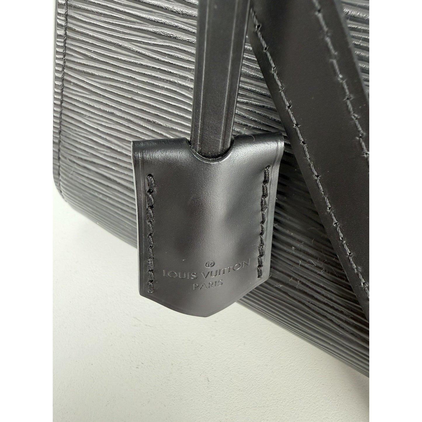 Louis Vuitton Cluny Shoulder Bag MM in Black Epi Leather 2018 B-6
