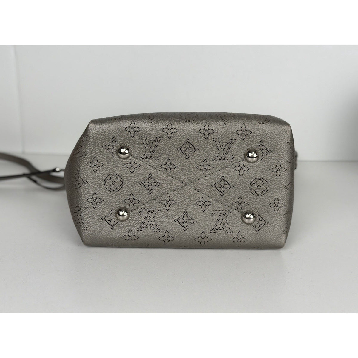 Louis Vuitton Bella Drawstring Medium Bucket Bag in Silver Mahina Leather NFC D8