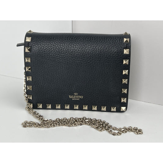 VALENTINO GARAVANI Pebbled Calfskin Rockstud Envelope Wallet on Chain Black